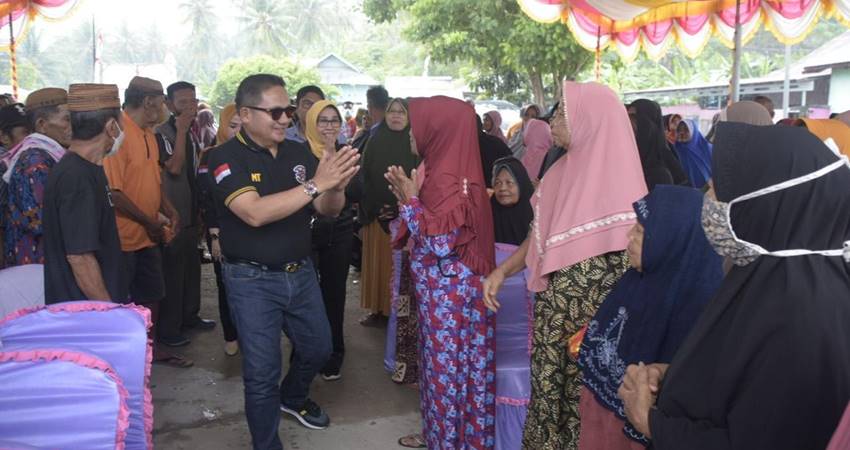 Bagi Sembako di Bonbol, Marten Sasar Bone Pesisir