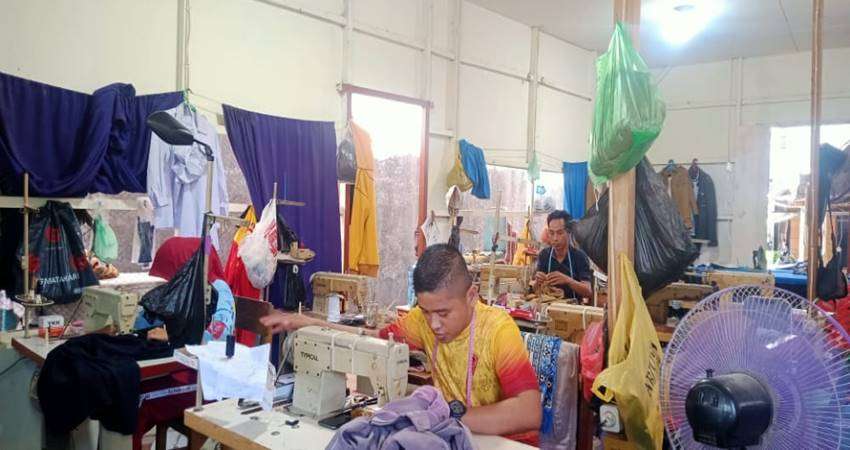 Seragam Kantor Dominasi Orderan Usaha Taylor