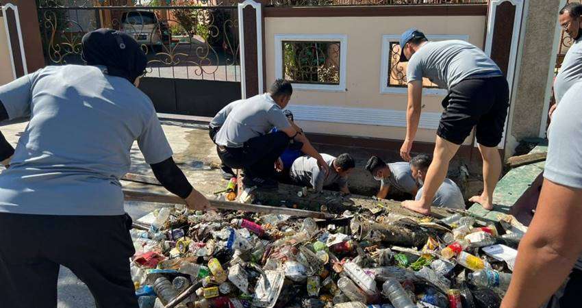 Polisi Grebek Sampah di Selokan