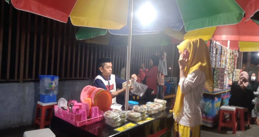 Pedagang Nasi Kucing Bisa Raup Ratusan Ribu Sehari