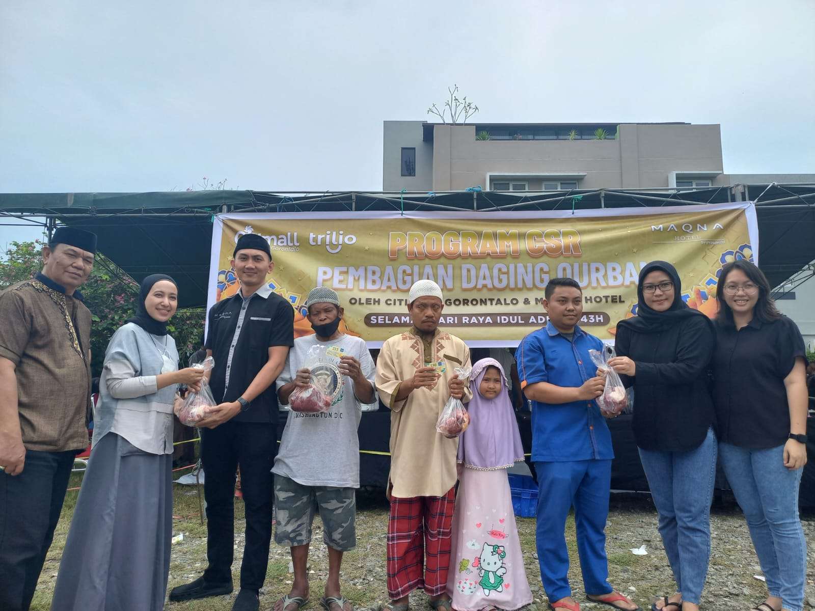 Penyerahan daging qurban secara simbolis kepada para karyawan Citimall dan penyandang cacat di Kota Gorontalo. (Foto : Rendi Wardani Fathan/Gorontalo Post)
