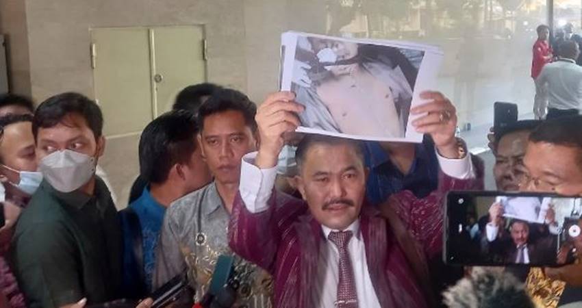 Konon Leher Brigadir J Ditarik Pakai Tali dari Belakang