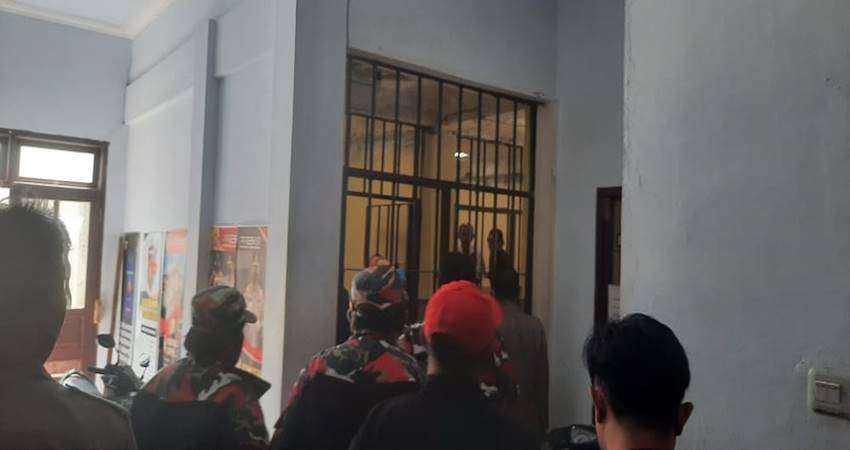 Rekan Korban Bacok Geruduk Polsek, Pastikan Keberadaan Tersangka di Dalam Sel Tahanan