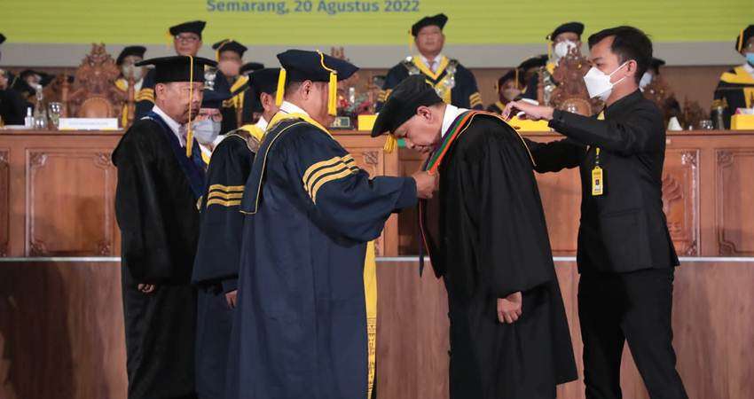 Lahirkan Gagasan Besar DBON, UNNES Kukuhkan Zainudin Amali Profesor Kehormatan