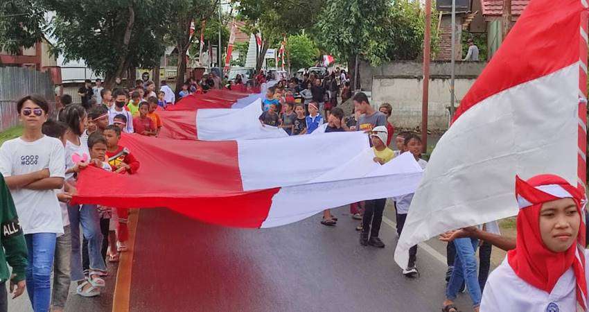 Bentangkan Merah Putih 77 Meter, Semarak Warga Kampung Bugis Meriahkan HUT RI