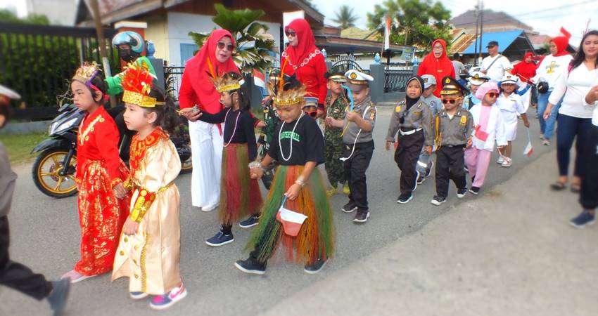 Lucu dan Menggemaskan Momen Karnaval Murid TK Pembina Telaga, Peserta Gunakan Kostum Profesi Hingga Make-up Mirip Orang Dewasa