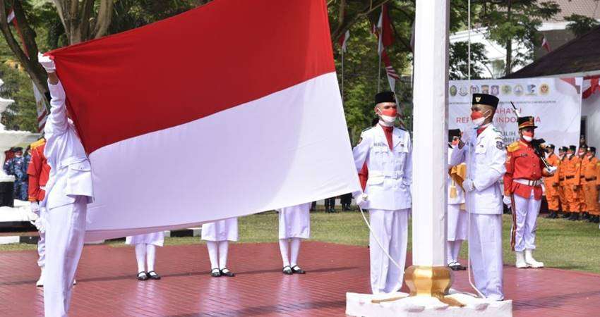 Peringatan HUT ke 77 RI Tingkat Provinsi Gorontalo, Hamka Irup Penaikan Bendera, Danrem Saat Penurunan