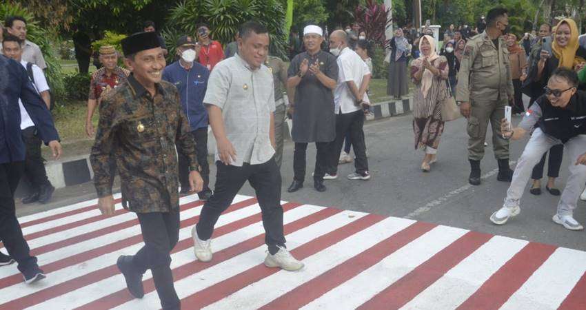 Ketika Demam Citayam Fashion Week Menular ke Gorontalo, Nelson-Hendra Lenggak-lenggok di Zebra Cross