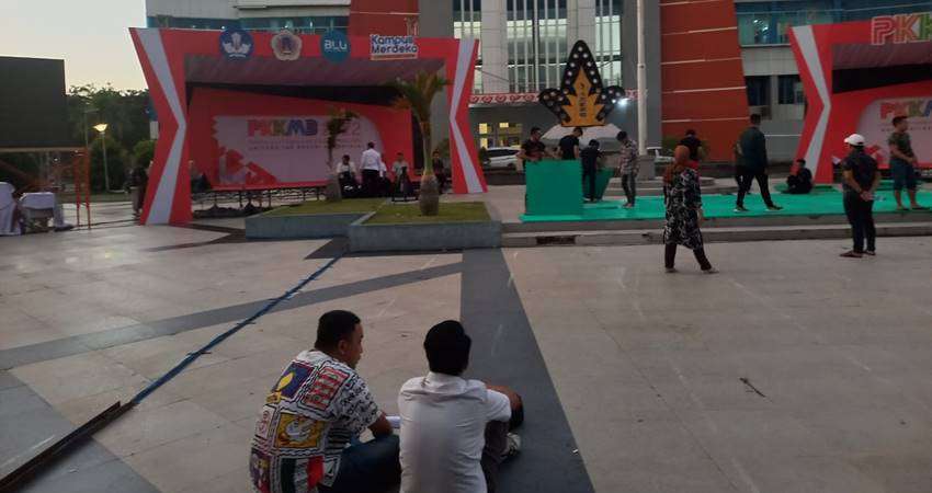 PPKMB Lebih Banyak ke Edukasi, Mahasiswa Baru Harus Berpakaian Rapi Lengkap dengan Almamater