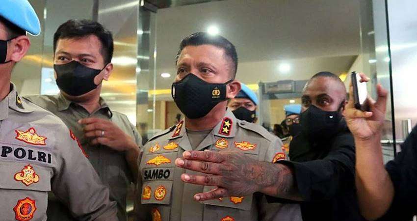 Ada Pria Bertato Mengawal Irjen Ferdy Sambo, Berpakaian Warna Gelap