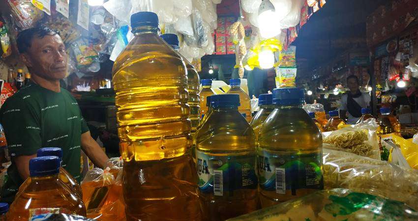 Di Pasar Tradisional, Minyak Goreng Anjlok, Per Liter Mulai Rp13 Ribuan