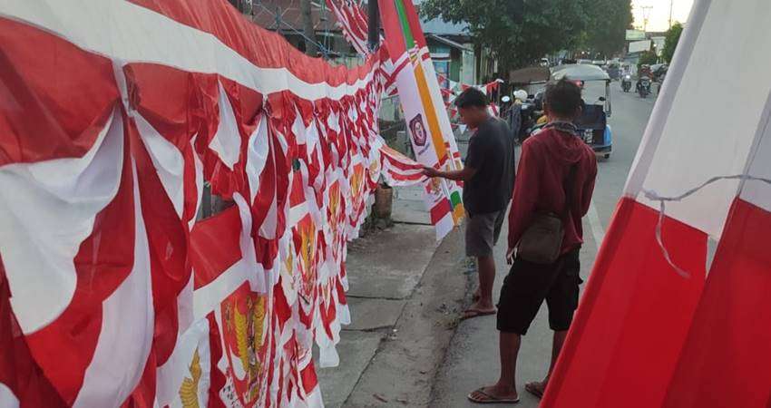 Jelang Peringatan Hari Kemerdekaan, Penjual Bendera Mulai Ramai di Jalan