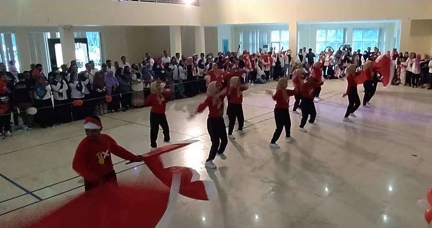 Tampil Memukau, Tim Setwan Bergemuruh di Auditorium, Usung Nuansa Merah Putih di Lomba Senam Hammer