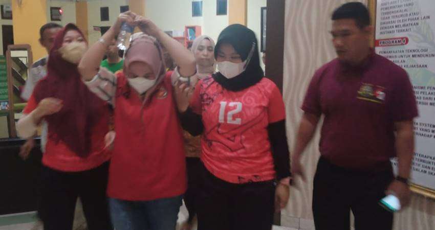 Proyek 2015, Kontraktor Pasar Dungingi Ditahan