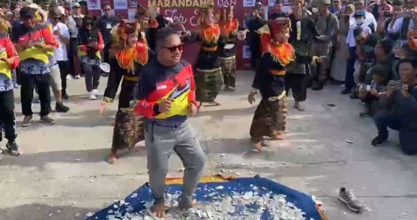 Rakernas ke-XV APEKSI, Marten Unjuk Kebolehan Menari Diatas Beling