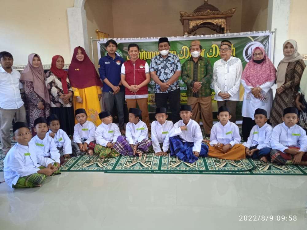 BTM Al-Hijrah ketika melakukan foto bersama dengan anak-anak yang menjalani khitanan dalam rangka memperingati milad pertama TP