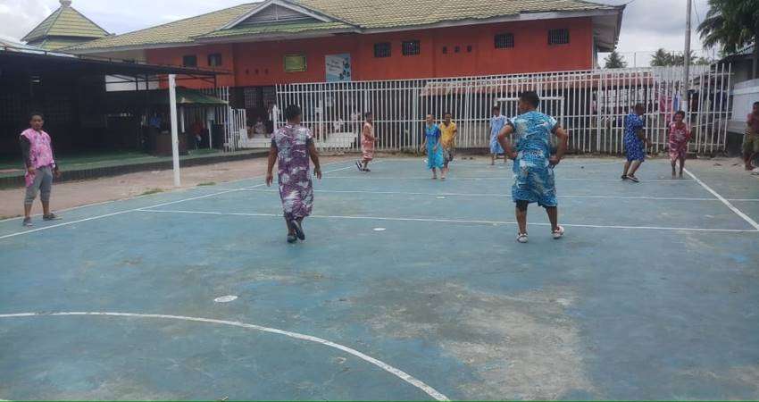 Aksi Kocak Napi Main Sepak Bola Dangdut