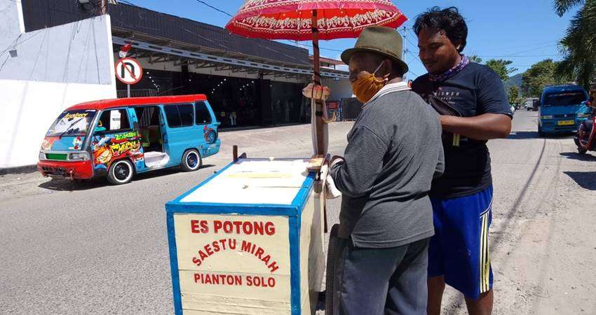 Mas Pejual Es Potong di siang bolong