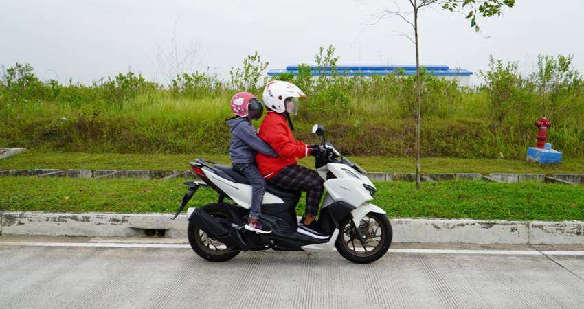 Penting! AHM Bagi Tujuh Kiat #Cari_Aman Bonceng Anak Naik Motor
