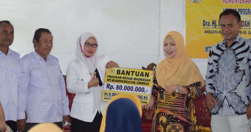 Program Rehab Madrasah, Idah Bawa Rp 80 Juta ke MTs Molas