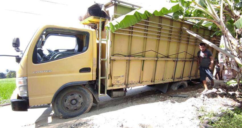 Jalan Barito Makin Parah, Truk Terperosok di Lubang Bekas Galian Pipa PDAM