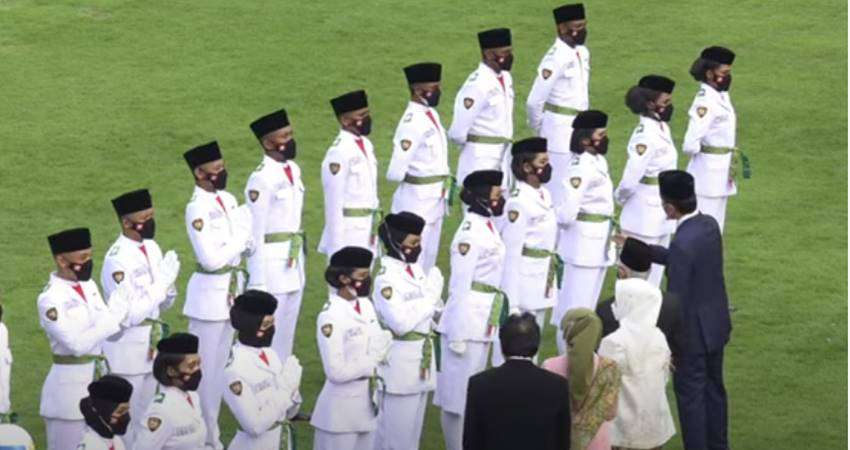 Dua Siswa Pohuwato Bertugas di Istana