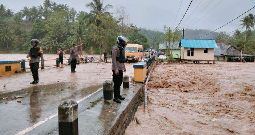 Banjir Bandang Terjang Kabgor-Gorut ,Tiga Jam Jalur Trans Putus