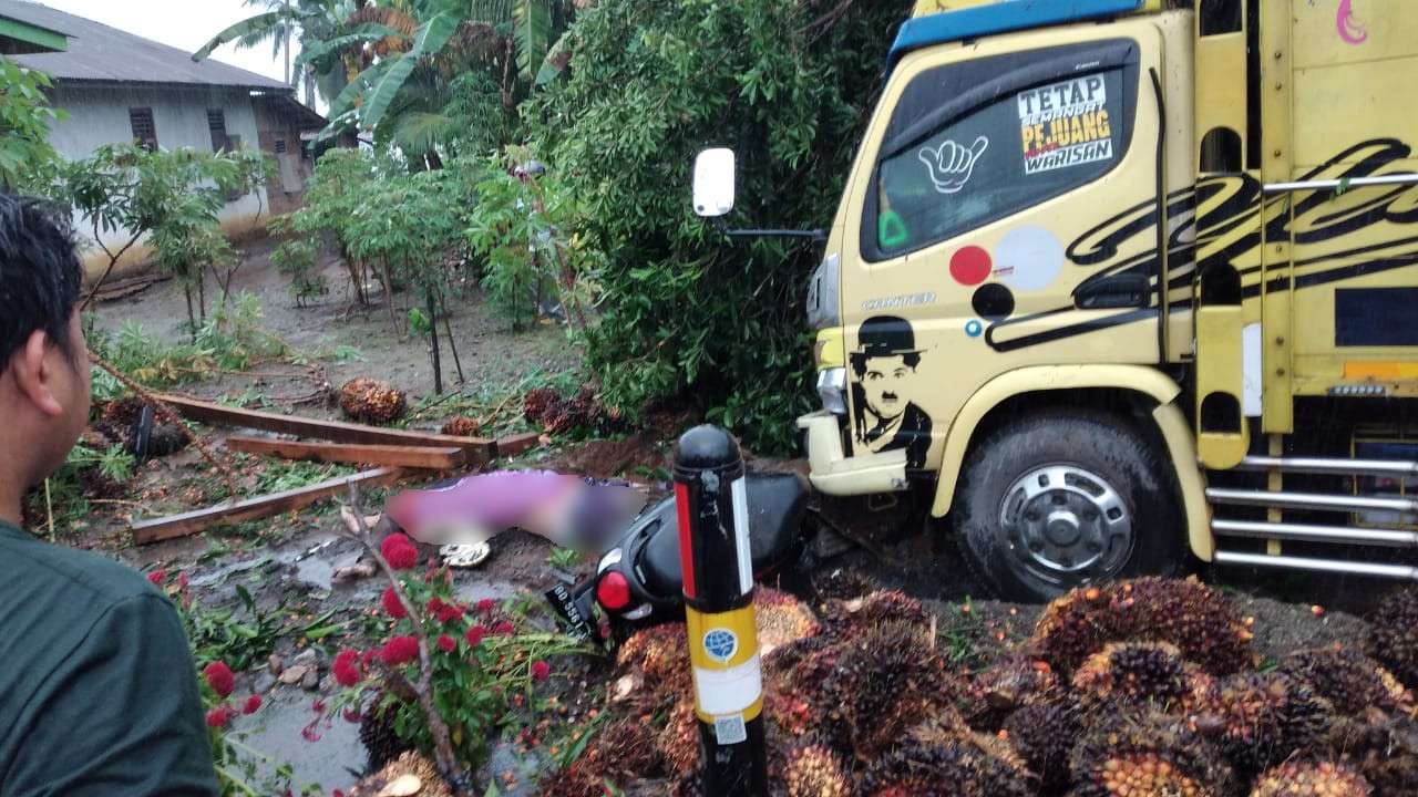 Nahas, Ini Kronologi Kecelakaan Truk Sawit vs Honda Scoopy yang Tewaskan Ayah dan Anak