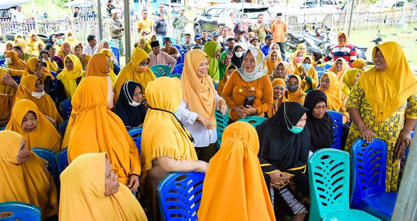 Salurkan Bantuan Korban Banjir ke Gorut, Idah Disambut Antusias Warga
