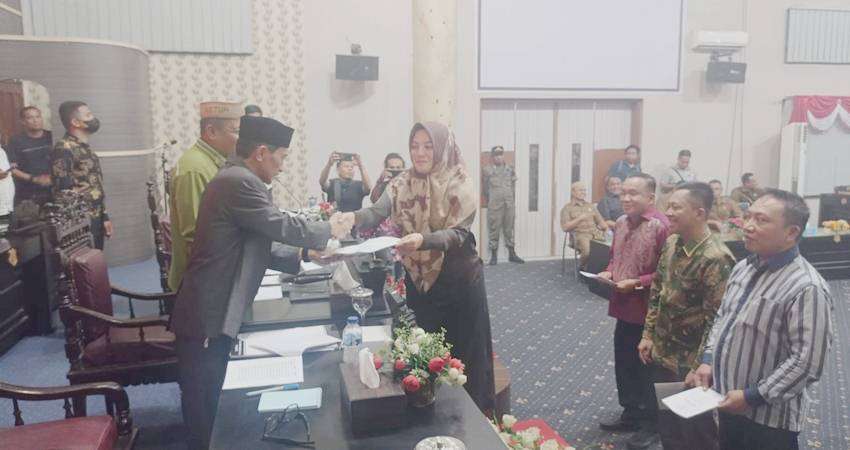 Dekat Nelson, Pimdekab Lempar Mic, Parlemen Menara ‘Panas’, Tiga Fraksi Walkout di Paripurna