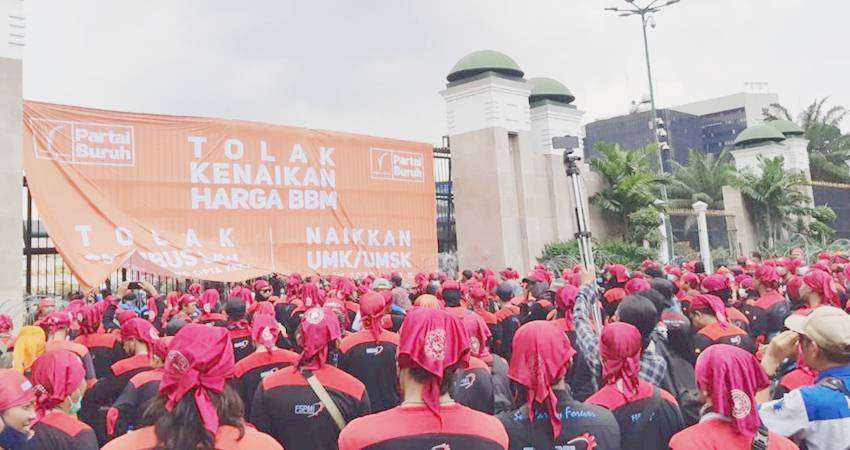 Demo BBM di DPR, Di Luar Demo, di Dalam Rayakan Ultah Puan