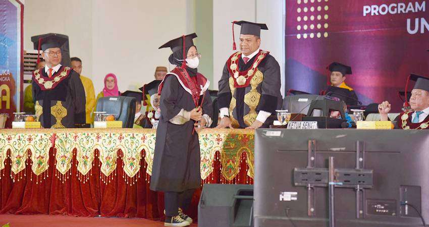 Kurnia Heremba, Wisudawan UNG yang Ibunya Wafat Jelang Prosesi Wisuda, Datang dari Fakfak, Buka Ijazah di Depan Jenazah