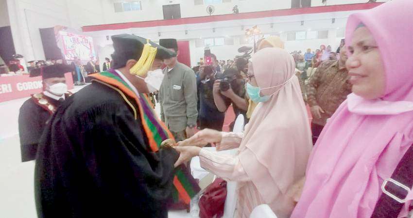 Marine Djiuwa, Pensiunan Guru yang Dihadirkan Saat Dies Natalis UNG, Menpora Langsung Cium Tangan, Ungkap Selalu Rapi di Kelas