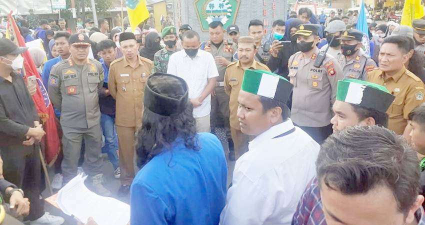 Demo Harga BBM, Mahasiswa Boalemo Blokir Tugu Jagung