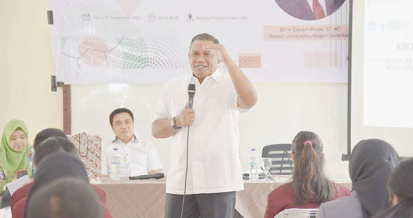 Rektor Berikan Motivasi ke Program Vokasi, Program Vokasi Salah Satu Solusi Industri 4.0