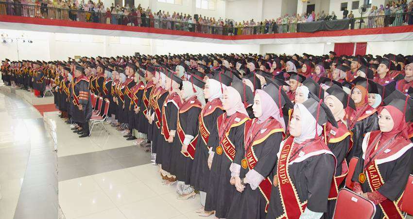 1.398 Jalani Prosesi Wisuda, Siap Berikan Kontribusi untuk Masyarakat