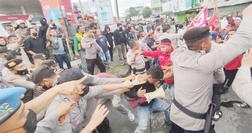 TOLAK KENAIKAN BBM Ricuh, Sejumlah Mahasiswa Luka-luka