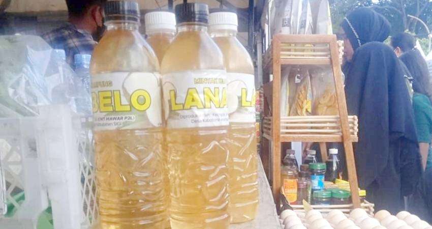 Minyak Goreng Kampung Makin Laris, Pedagang Jual Mulai Rp20 Ribu per Botol