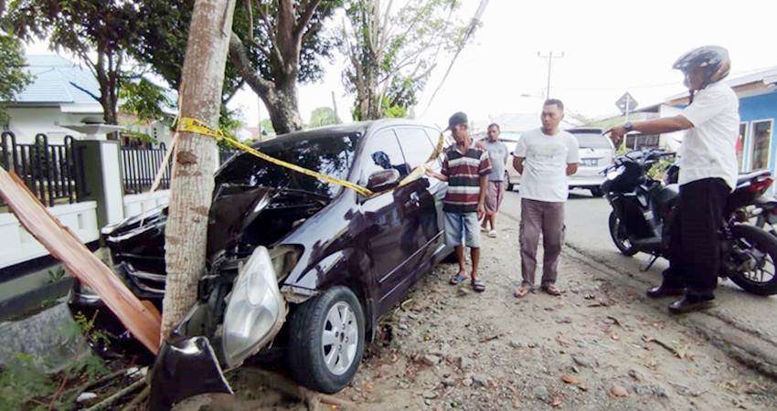 Avanza Remuk Tabrak Pohon