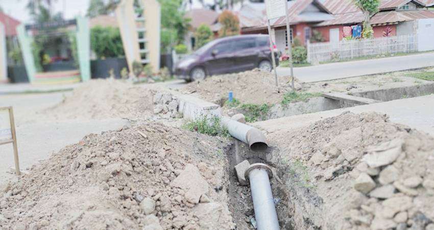 Galian Pipa PDAM di Barito Terbengkalai, Lubang Besar Mengangah, Rawan Kecelakaan