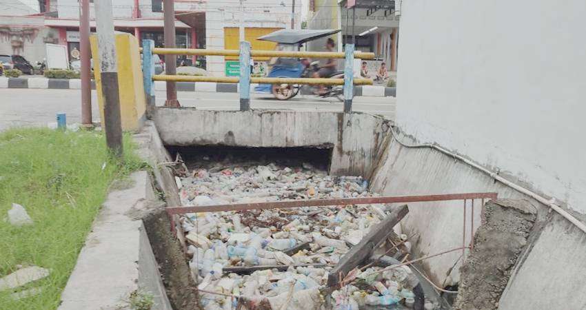 Drainase di Kelurahan Limba U1 Dipenuhi Sampah