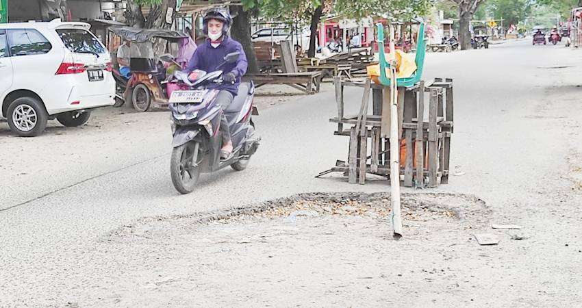 Jalan Tondano Dipalang Warga, Banyak Kubangan Bahayakan Warga, Pemkot Segera Perbaiki