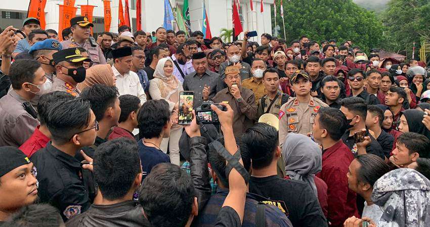 Dukung Pembatalan Kenaikan Harga BBM, Aleg Deprov Teken Petisi