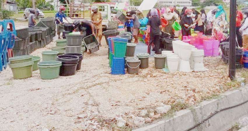 Pedagang Plastik Raup Jutaan Rupiah dalam Sehari