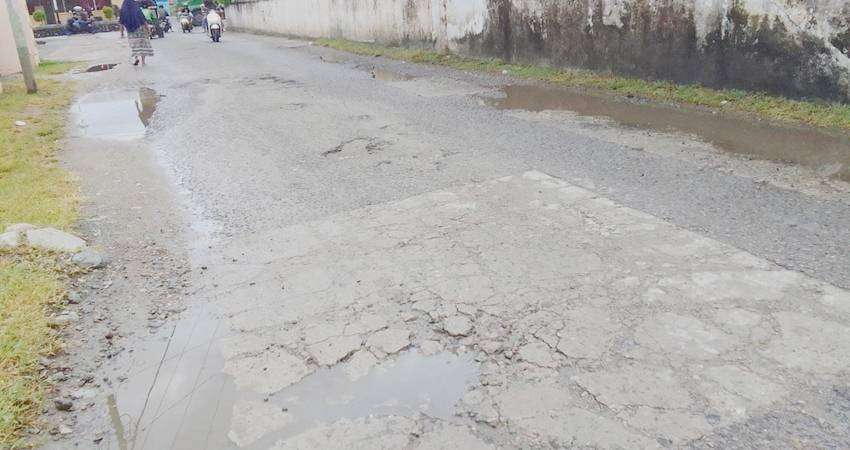 Jalan Pangeran Hidayat II Banyak Lubang