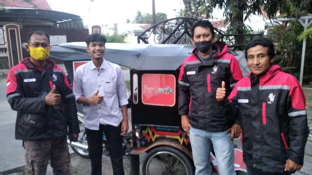 CEO Haycab Ltd, Mochamad Rezhaldy Latandrang (Kemeja Putih), ketika foto bersama dengan para driver Haycab. (Foto : Istimewa)