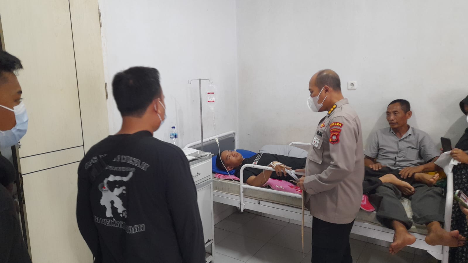 Foto : Bripda Arif P. Gani tengah dijenguk seorang pejabat tinggi Polda Gorontalo. (Foto : Humas Polda Gorontalo)