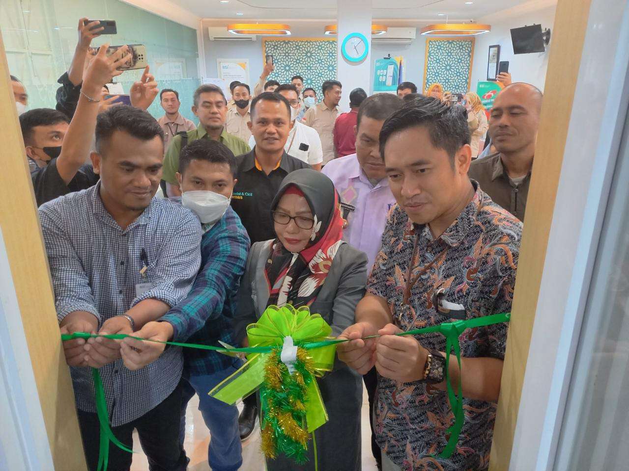 Caption : Camat Kota Timur, Sriyanti Ano didampingi Area Manager BSI Palu, Wawan Purwantoro (Kanan) dan Kepala KC BSI Gorontalo, Basri (Kiri) ketika menggunting pita tanda diresmikannya Konter Gadai BSI Gorontalo, Kamis (22/9/2022). (Foto : Rendi Wardani Fathan/Gorontalo Post)
