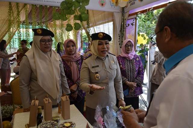 Kakanwil BPN Gorontalo, Erry Juliani Pasoreh, SH, M.Si, M.Kn, ketika menjelaskan manfaat produk yang dijual pada bazar UMKM yang merupakan rangkaian kegiatan peringatan Hantaru ke-62 yang dilaksanakan Kanwil BPN Gorontalo, Senin (26/9/2022). (Foto : Istimewa)