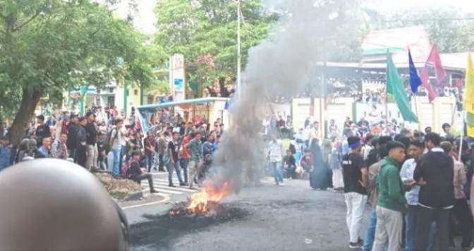 Protes Harga BBM, Mahasiswa Blokade Jalan Menuju Bandara Sultan Baabullah Ternate